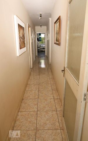 Casa à venda com 254m², 4 quartos e 4 vagas Casa à venda com 254m², 4 quartos e 4 vagasCorredor