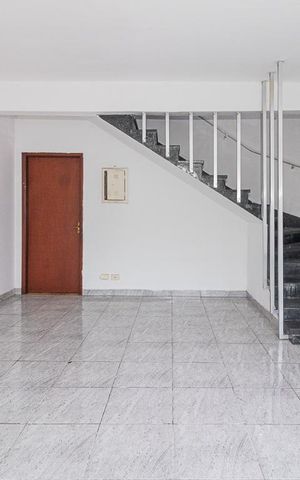 Casa à venda com 110m², 4 quartos e 8 vagas Casa à venda com 110m², 4 quartos e 8 vagasSala