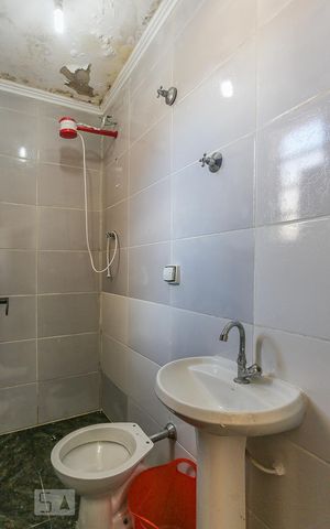 Casa à venda com 280m², 4 quartos e 2 vagas Casa à venda com 280m², 4 quartos e 2 vagasEdicula Banheiro