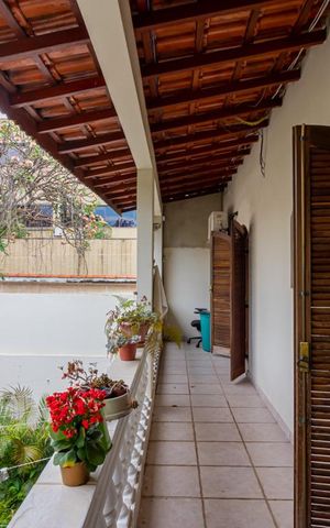 Casa à venda com 532m², 4 quartos e 5 vagas Casa à venda com 532m², 4 quartos e 5 vagasSacada dos Quartos 1 e 2 da Casa 2