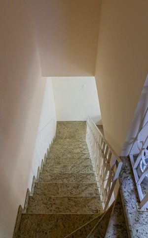 Casa à venda com 532m², 4 quartos e 5 vagas Casa à venda com 532m², 4 quartos e 5 vagasEscadas da Casa 2