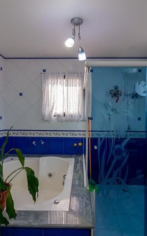 Casa à venda com 532m², 4 quartos e 5 vagas Casa à venda com 532m², 4 quartos e 5 vagasBanheiro da Suíte 1