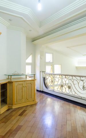 Casa à venda com 480m², 4 quartos e 5 vagas Casa à venda com 480m², 4 quartos e 5 vagasSala