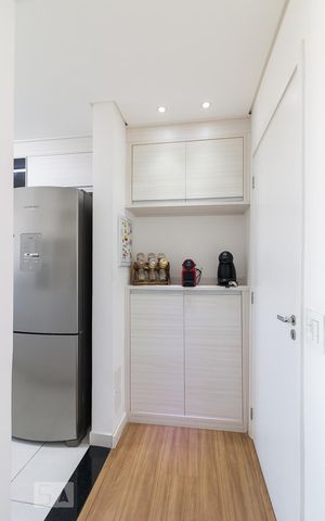 Apartamento para alugar com 56m², 2 quartos e 1 vagaEntrada do apartamento e cozinha