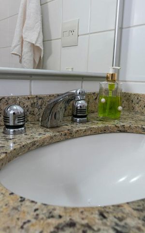 Apartamento à venda com 76m², 2 quartos e 2 vagasBanheiro da Suíte - Pia