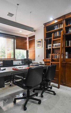 Casa à venda com 920m², 4 quartos e 6 vagas Casa à venda com 920m², 4 quartos e 6 vagasEscritório