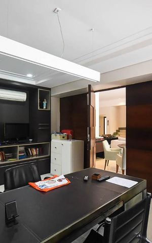 Casa à venda com 920m², 4 quartos e 6 vagas Casa à venda com 920m², 4 quartos e 6 vagasEscritório
