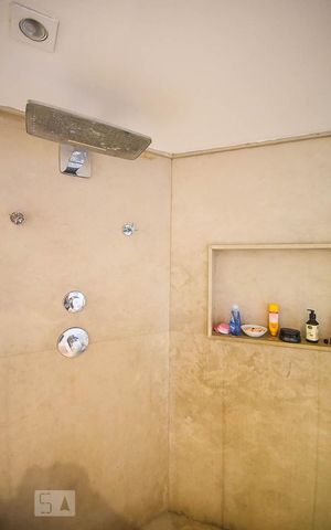 Casa à venda com 920m², 4 quartos e 6 vagas Casa à venda com 920m², 4 quartos e 6 vagasChuveiro do banheiro 1 da suíte 1