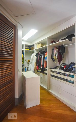 Casa à venda com 920m², 4 quartos e 6 vagas Casa à venda com 920m², 4 quartos e 6 vagasArmário da suíte 3