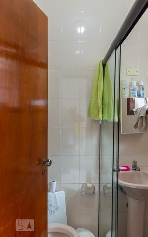 Casa à venda com 179m², 3 quartos e 2 vagas Casa à venda com 179m², 3 quartos e 2 vagasBanheiro de Serviço