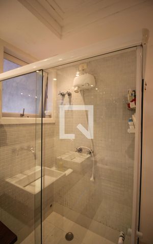 Casa à venda com 400m², 4 quartos e 5 vagasDetalhe do Banheiro da Suite