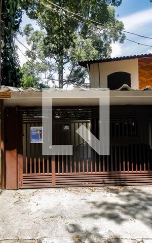 Casa à venda com 240m², 3 quartos e 2 vagas Casa à venda com 240m², 3 quartos e 2 vagasFachada