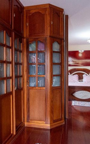Casa à venda com 350m², 4 quartos e 8 vagas Casa à venda com 350m², 4 quartos e 8 vagasCloset da suíte master