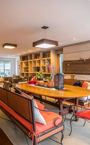Casa à venda com 460m², 5 quartos e 7 vagas Casa à venda com 460m², 5 quartos e 7 vagasSala de Jantar
