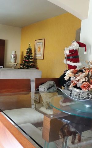 Casa à venda com 166m², 4 quartos e 2 vagasSala