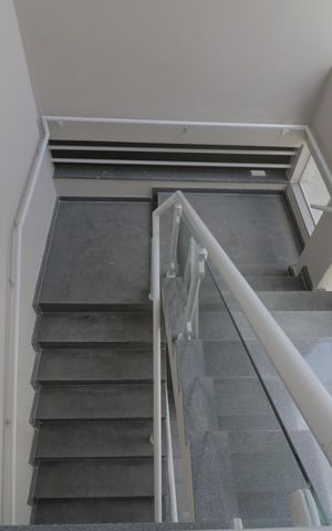 Apartamento para alugar com 34m², 1 quarto e sem vagaEscada de acesso ao apartamento 