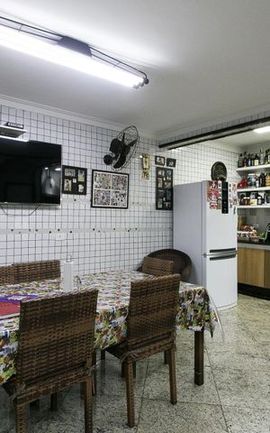 Casa à venda com 250m², 4 quartos e 2 vagas Casa à venda com 250m², 4 quartos e 2 vagasQuintal