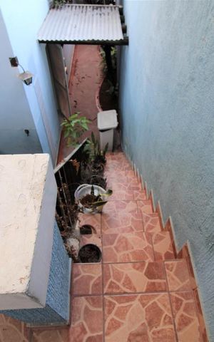 Casa à venda com 210m², 3 quartos e 3 vagasEscada