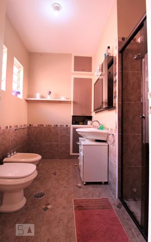 Casa à venda com 210m², 3 quartos e 3 vagasBanheiro da suíte