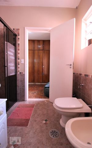 Casa à venda com 210m², 3 quartos e 3 vagasBanheiro da suíte