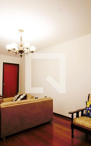 Casa à venda com 200m², 5 quartos e 2 vagas Casa à venda com 200m², 5 quartos e 2 vagasSala