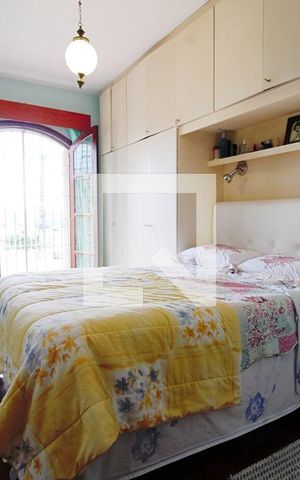Casa à venda com 200m², 5 quartos e 2 vagas Casa à venda com 200m², 5 quartos e 2 vagasSuíte