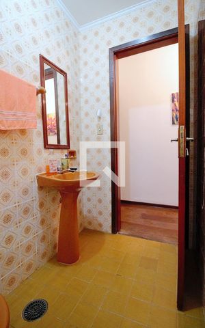 Casa à venda com 200m², 5 quartos e 2 vagas Casa à venda com 200m², 5 quartos e 2 vagasLavabo