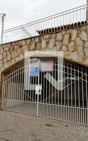 Casa à venda com 200m², 5 quartos e 2 vagas Casa à venda com 200m², 5 quartos e 2 vagasFachada