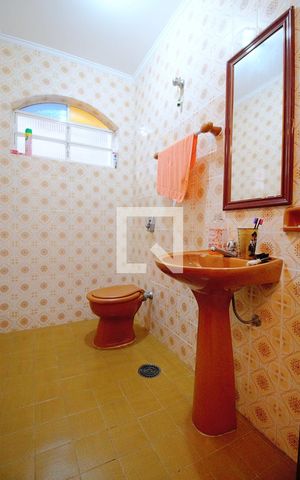 Casa à venda com 200m², 5 quartos e 2 vagas Casa à venda com 200m², 5 quartos e 2 vagasLavabo