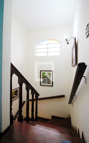 Casa à venda com 200m², 5 quartos e 2 vagas Casa à venda com 200m², 5 quartos e 2 vagasEscada