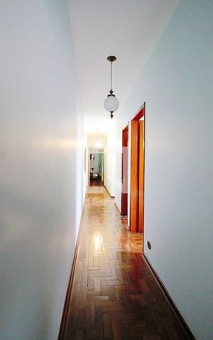 Casa à venda com 200m², 5 quartos e 2 vagas Casa à venda com 200m², 5 quartos e 2 vagasCorredor
