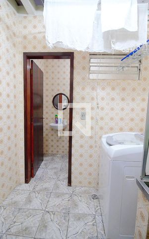 Casa à venda com 200m², 5 quartos e 2 vagas Casa à venda com 200m², 5 quartos e 2 vagasÁrea de Serviço