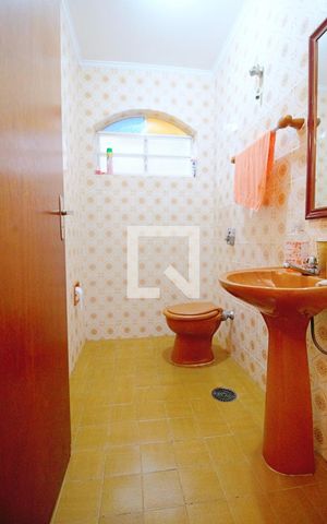 Casa à venda com 200m², 5 quartos e 2 vagas Casa à venda com 200m², 5 quartos e 2 vagasLavabo
