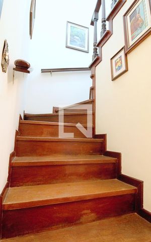 Casa à venda com 200m², 5 quartos e 2 vagas Casa à venda com 200m², 5 quartos e 2 vagasEscada