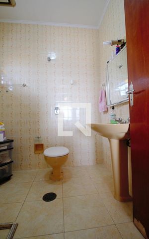 Casa à venda com 200m², 5 quartos e 2 vagas Casa à venda com 200m², 5 quartos e 2 vagasBanheiro da Suíte
