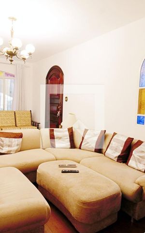 Casa à venda com 200m², 5 quartos e 2 vagas Casa à venda com 200m², 5 quartos e 2 vagasSala