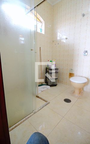 Casa à venda com 200m², 5 quartos e 2 vagas Casa à venda com 200m², 5 quartos e 2 vagasBanheiro da Suíte