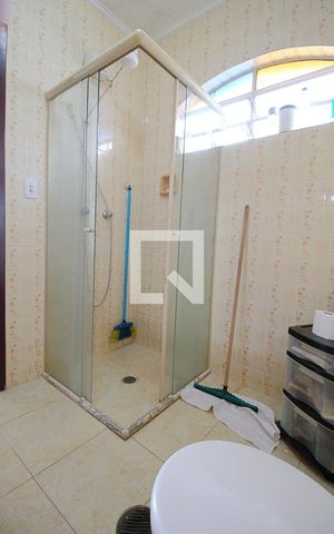 Casa à venda com 200m², 5 quartos e 2 vagas Casa à venda com 200m², 5 quartos e 2 vagasBanheiro da Suíte