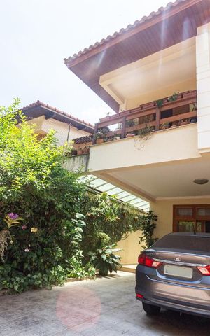 Casa à venda com 250m², 4 quartos e 4 vagas Casa à venda com 250m², 4 quartos e 4 vagasGaragem