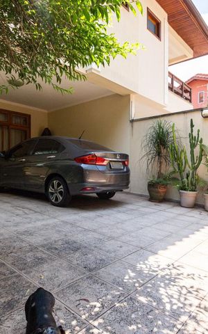 Casa à venda com 250m², 4 quartos e 4 vagas Casa à venda com 250m², 4 quartos e 4 vagasGaragem