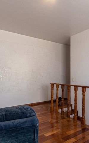 Casa à venda com 250m², 4 quartos e 4 vagas Casa à venda com 250m², 4 quartos e 4 vagasSala de TV