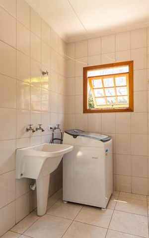 Casa à venda com 250m², 4 quartos e 4 vagas Casa à venda com 250m², 4 quartos e 4 vagasLavanderia