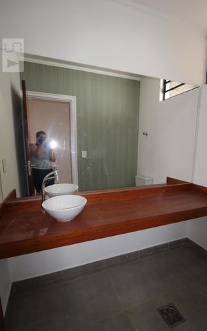 Casa à venda com 280m², 4 quartos e 4 vagasBanheiro Social