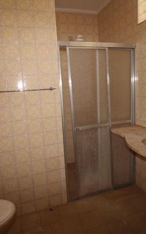 Casa à venda com 280m², 4 quartos e 4 vagasBanheiro 1