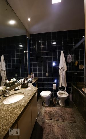 Apartamento à venda com 300m², 4 quartos e 3 vagas Apartamento à venda com 300m², 4 quartos e 3 vagasBanheiro da Suíte 2