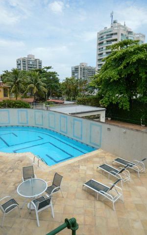 Apartamento à venda com 145m², 4 quartos e 2 vagas Apartamento à venda com 145m², 4 quartos e 2 vagasÁrea comum - Piscina