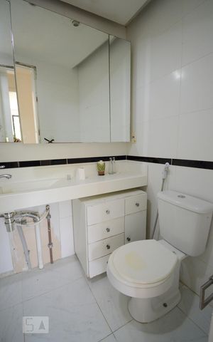 Apartamento à venda com 145m², 4 quartos e 2 vagas Apartamento à venda com 145m², 4 quartos e 2 vagasBanheiro Social