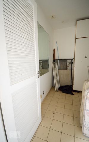 Apartamento à venda com 145m², 4 quartos e 2 vagas Apartamento à venda com 145m², 4 quartos e 2 vagasQuarto e Banheiro de Serviço