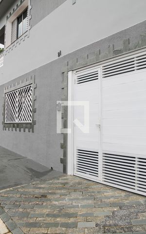 Casa à venda com 167m², 3 quartos e 3 vagas Casa à venda com 167m², 3 quartos e 3 vagasFachada