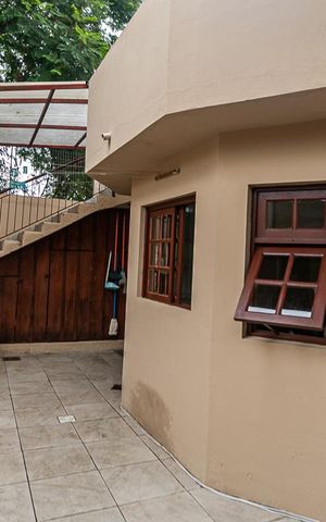 Casa à venda com 280m², 5 quartos e 6 vagas Casa à venda com 280m², 5 quartos e 6 vagasÁrea Externa